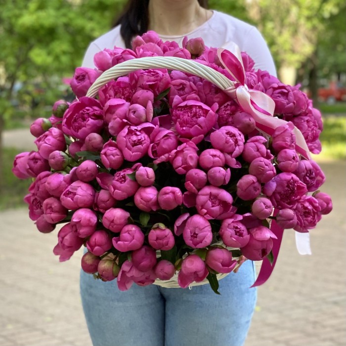 101 малиновый пион Флеминг в корзине